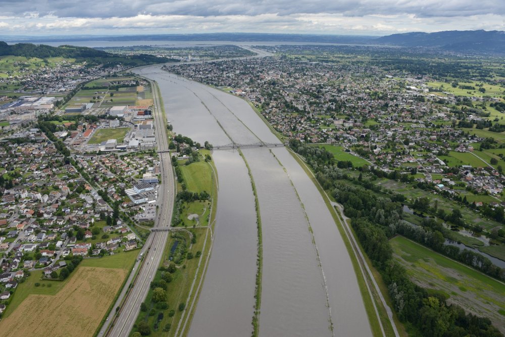 https://rheinregulierung.org/media/pages/hochwasser/wasserstaende/a2b74d883d-1759734461/hochwasser_juni_2016.jpg