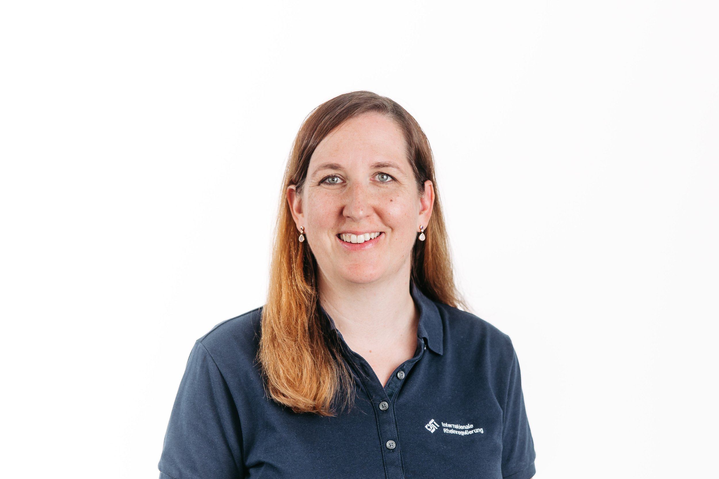 https://rheinregulierung.org/media/pages/organisation/teamundkontakt/1a1813afc2-1765546239/rheinregulierung-portraits_fs25_0003_zuschnitt.jpg