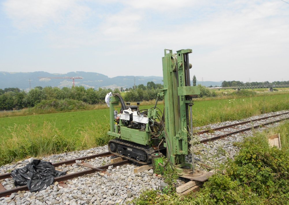 img-https://rheinregulierung.org/media/pages/service/news-overview/beurteilung-daemme-alter-rhein-konzept-baugrunduntersuchung/3c53b74f15-1759734680/kernbohrung_rammsondierung_20130718-2-_zugeschnitten.jpg