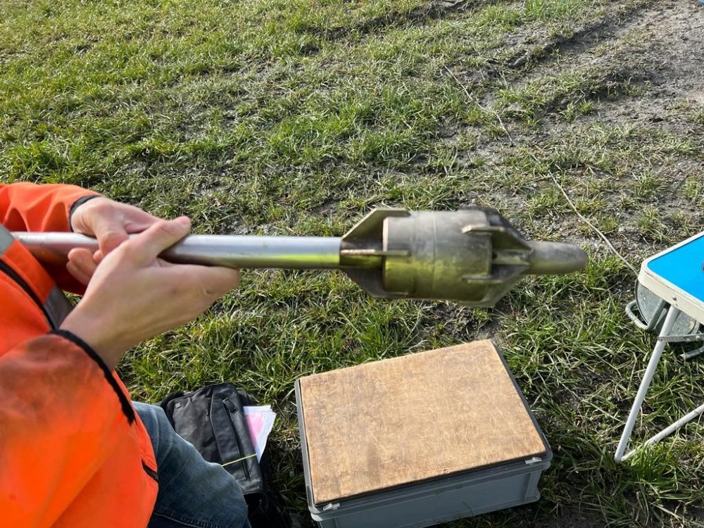 img-https://rheinregulierung.org/media/pages/service/news-overview/das-grundwasser-und-sein-flow/bf86f3b74d-1759734620/flowmeter_3.jpg