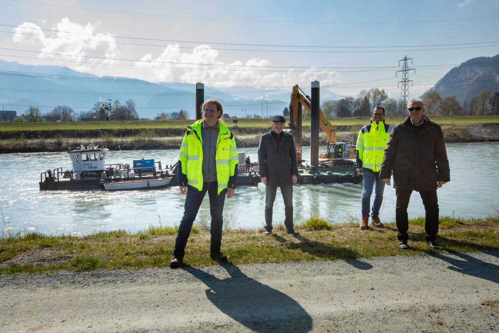 img-https://rheinregulierung.org/media/pages/service/news-overview/dekolmationsversuch/d9d874cfae-1759734671/202010414_medieninfo_bernhard_valenti_walter_sandholzer_markus_maehr_urs_kost.jpg
