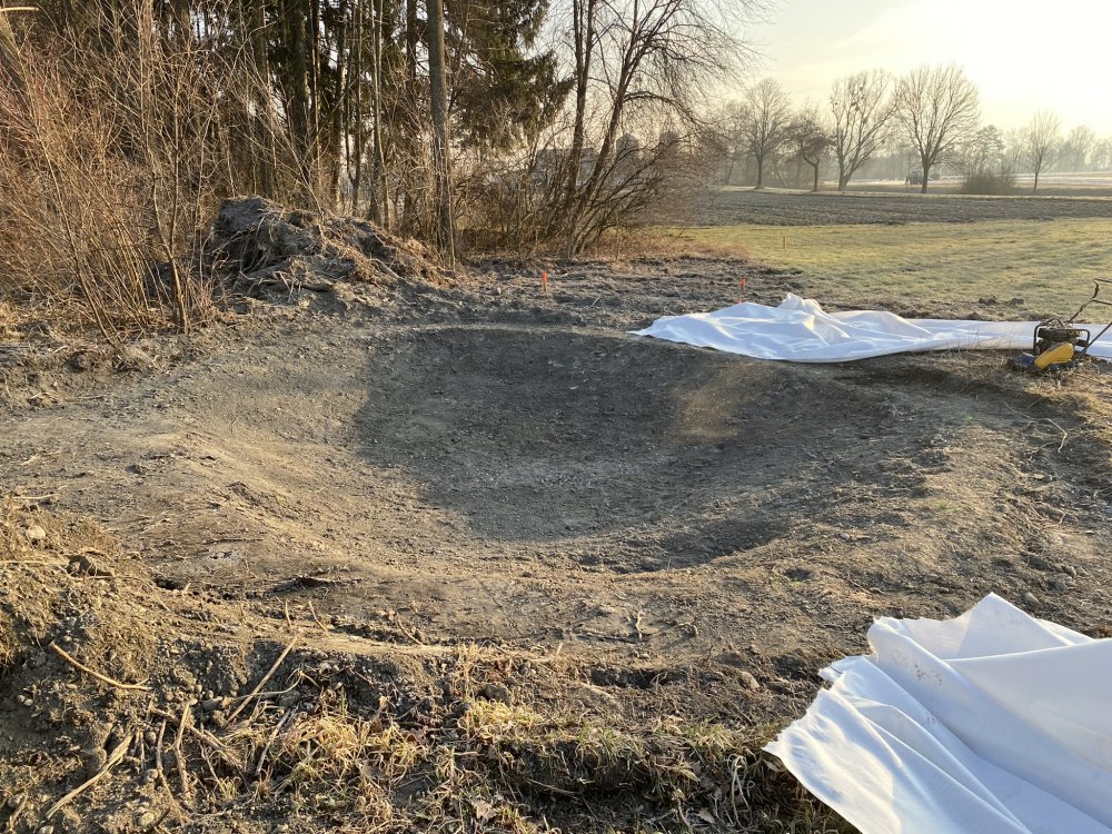 Der Aushub f&uuml;r den ersten T&uuml;mpel ist gemacht.