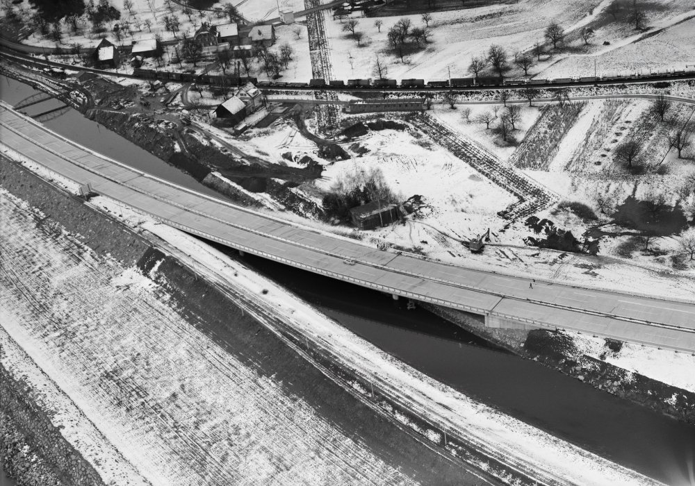 Kurz vor Fertigstellung der Autobahn auf dem Hochwasserdamm.