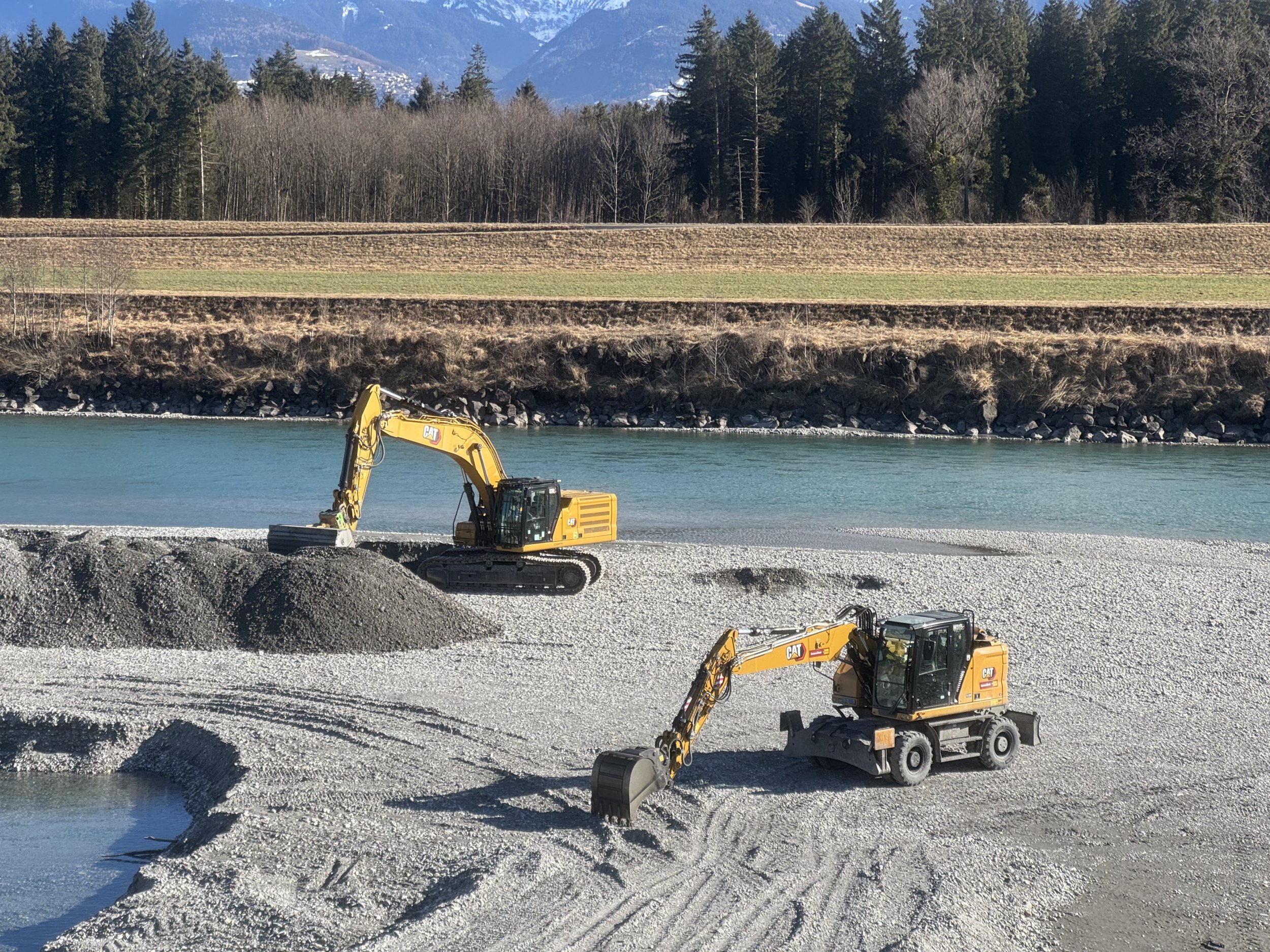 Bagger auf der Kiesbank