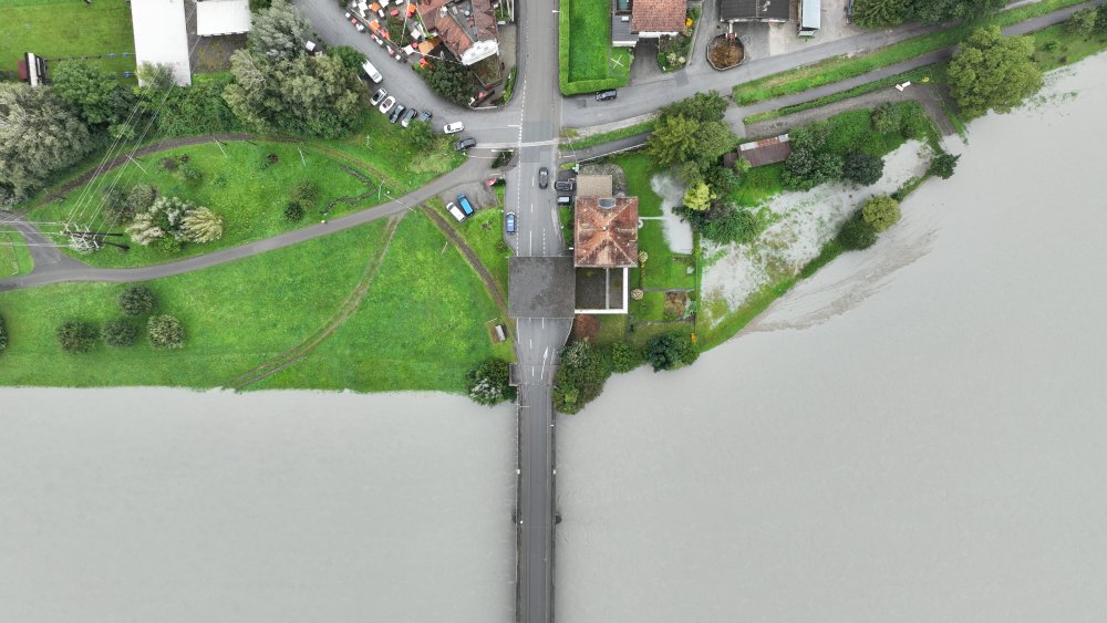 img-https://rheinregulierung.org/media/pages/service/news-overview/hochwassergefahr-rheinvorlaender-werden-vorsorglich-gesperrt-1-kopie-kopie-kopie/049cc372ae-1759734643/dji_0445.jpg