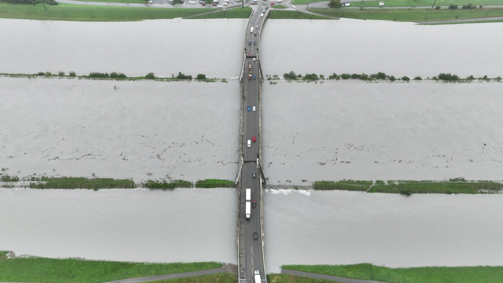 img-https://rheinregulierung.org/media/pages/service/news-overview/hochwassergefahr-rheinvorlaender-werden-vorsorglich-gesperrt-1-kopie-kopie-kopie/2014dd7ad1-1759734644/dji_0461.jpg