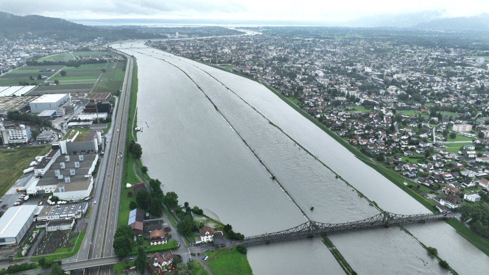 img-https://rheinregulierung.org/media/pages/service/news-overview/hochwassergefahr-rheinvorlaender-werden-vorsorglich-gesperrt-1-kopie-kopie-kopie/f9c4dfede3-1759734644/dji_0416.jpg