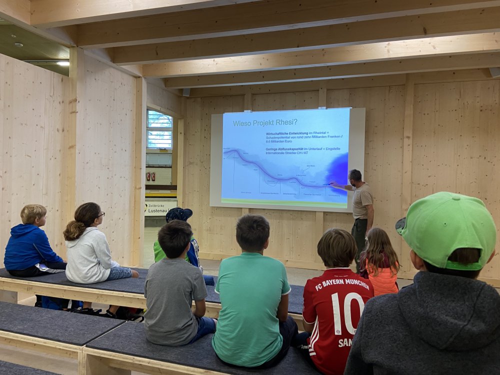 img-https://rheinregulierung.org/media/pages/service/news-overview/kleine-besucher-in-der-modellversuchshalle/2bb4b914d1-1759734585/image00014.jpeg