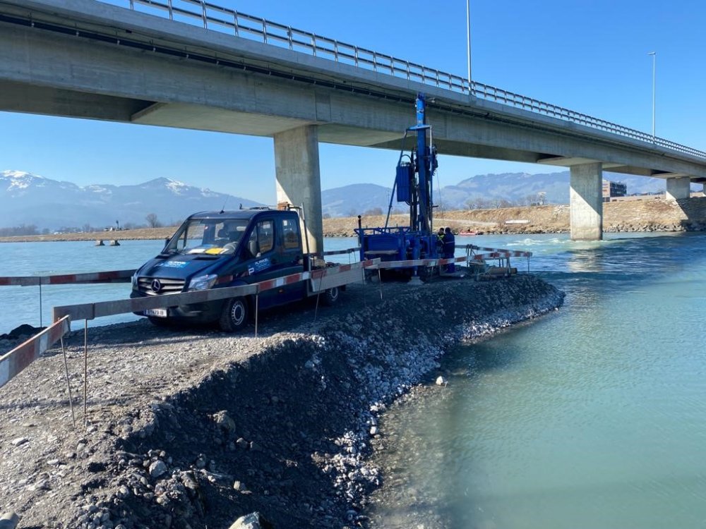 img-https://rheinregulierung.org/media/pages/service/news-overview/letzte-baugrunduntersuchungen-am-brueckenpfeiler/3c3e0da689-1759734589/kriessern_schuettung_bohrmaschine-2.jpg