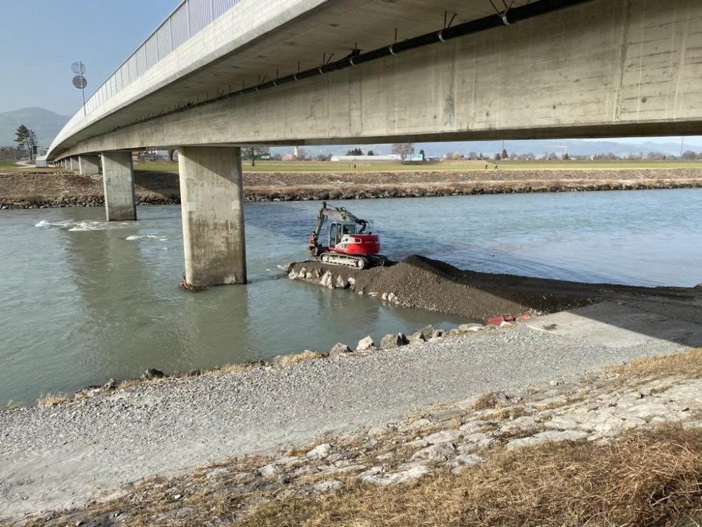 img-https://rheinregulierung.org/media/pages/service/news-overview/letzte-baugrunduntersuchungen-am-brueckenpfeiler/523edd937d-1687790433/kriessern_schuettung_bagger.jpg