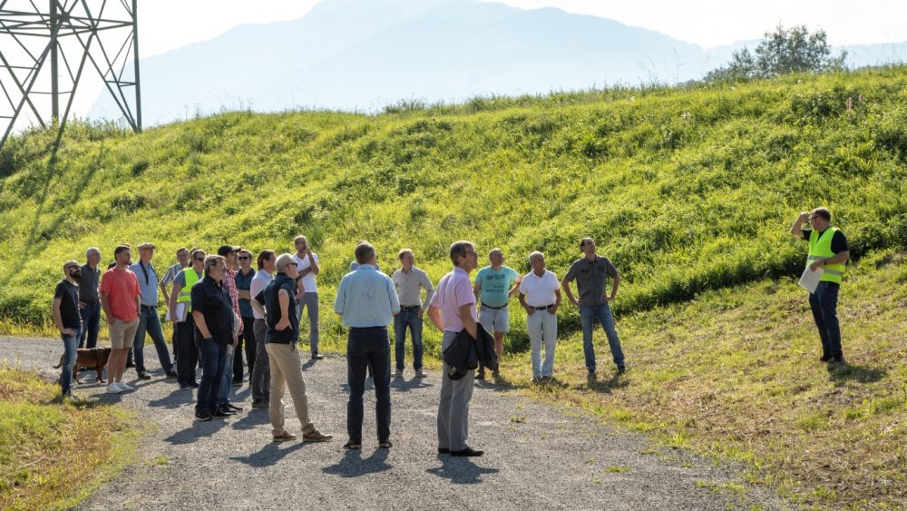 Erkl&auml;rungen zum Bau beim Spaziergang &uuml;ber die Interventionspiste.