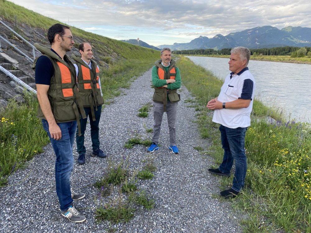 img-https://rheinregulierung.org/media/pages/service/news-overview/pontontiere-zentimetergenau-im-rhein-navigieren/f1db2bcc4b-1759734633/img_1430.jpg
