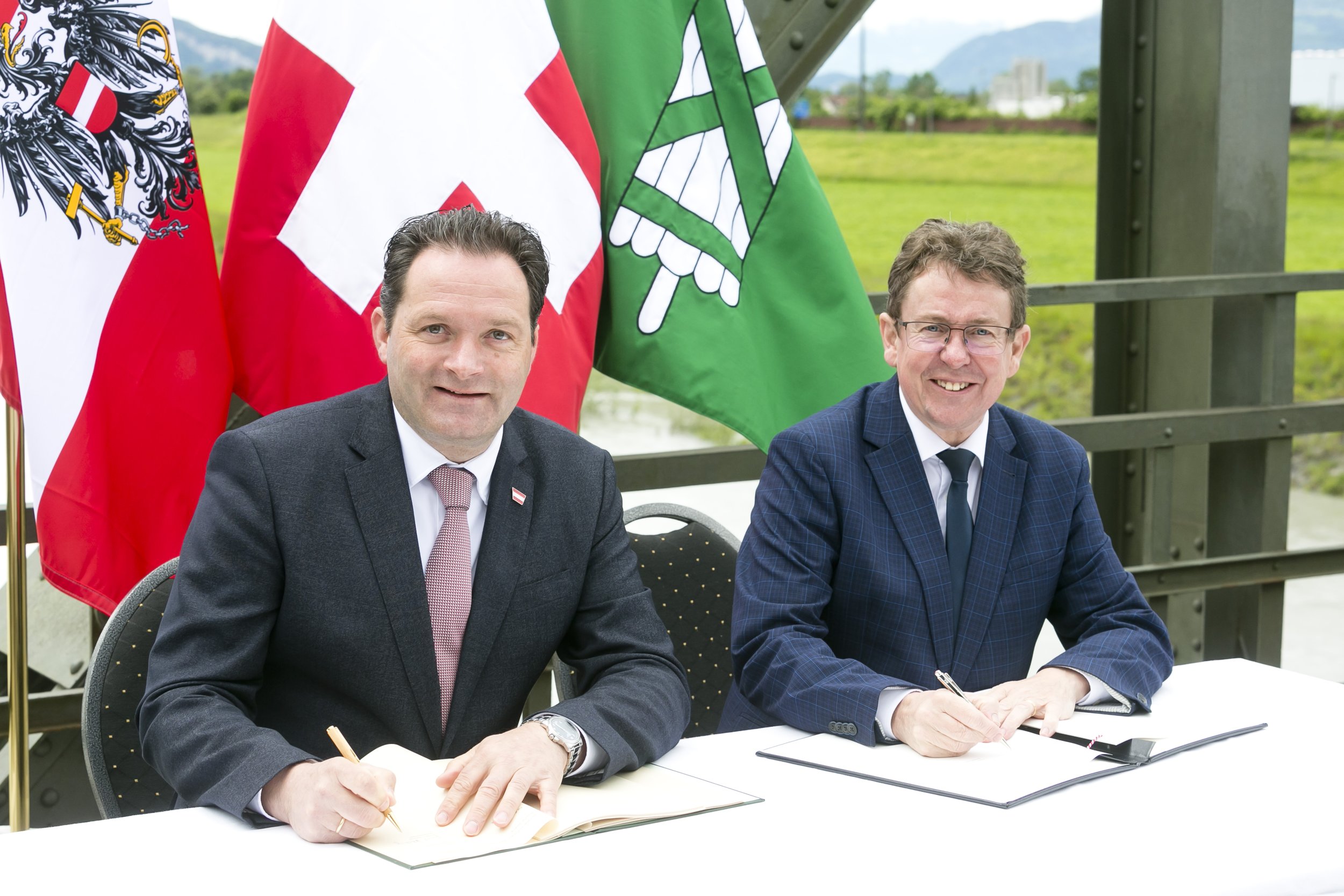 img-https://rheinregulierung.org/media/pages/service/news-overview/rhesi-staatsvertrag-in-kraft/08e4734576-1759734608/rheinstaatsvertrag073irr-dietmar-mathis.jpg