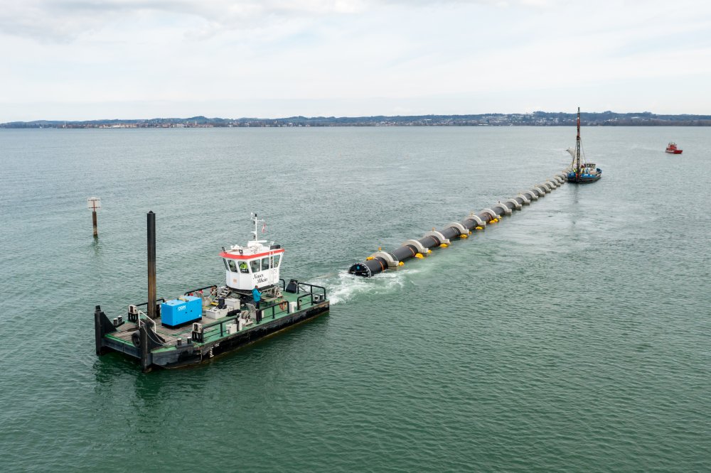 img-https://rheinregulierung.org/media/pages/service/news-overview/rohrpost-von-der-rheinvorstreckung-nach-bregenz/b6cadc042a-1759734645/ir-ara-bregenz-drohne-bodensee.jpg