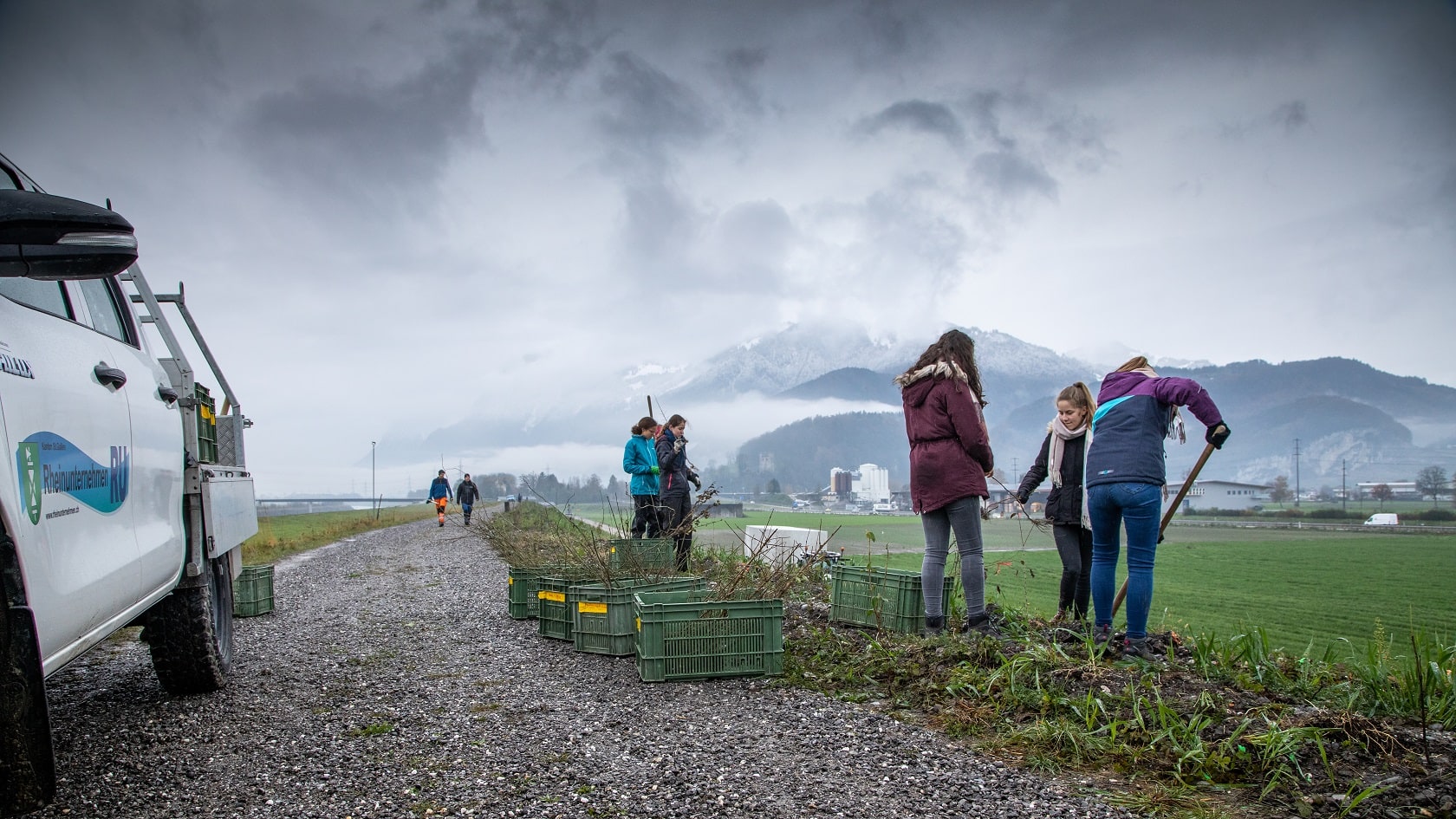 img-https://rheinregulierung.org/media/pages/service/news-overview/schueler-helfen-bei-bepflanzung-des-rheindamms/6fd01da338-1759734630/bepflanzung_schiessstand_oberriet_20191111.jpg
