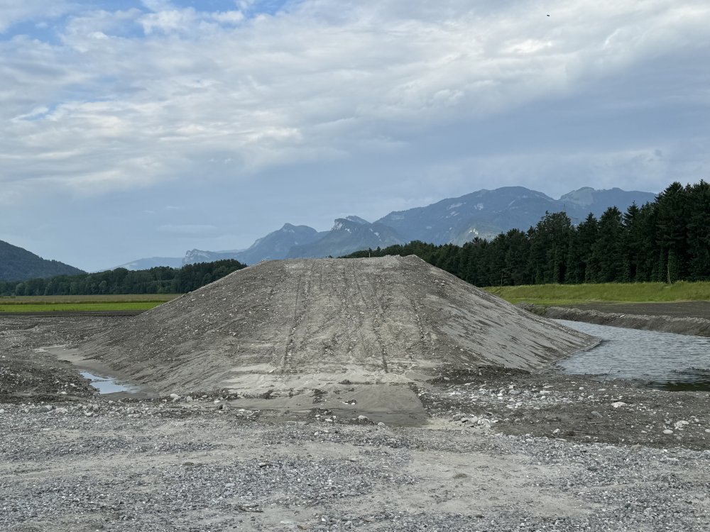 img-https://rheinregulierung.org/media/pages/service/news-overview/versuchsdamm-bei-meiningen/7a38a1a8c7-1759734639/img_9458.jpg