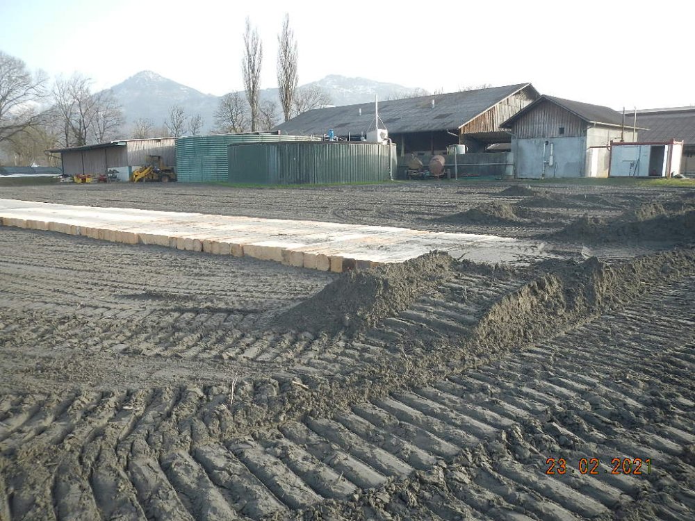 img-https://rheinregulierung.org/media/pages/service/news-overview/versuchsprojekte-zur-bodenverbesserung/594edf3992-1759734653/abladebereich-auf-dem-feld.jpg