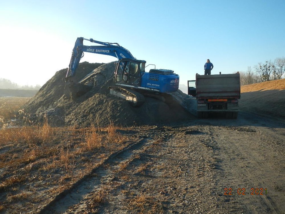 img-https://rheinregulierung.org/media/pages/service/news-overview/versuchsprojekte-zur-bodenverbesserung/851cb0b27a-1759734653/laden-lkw.jpg