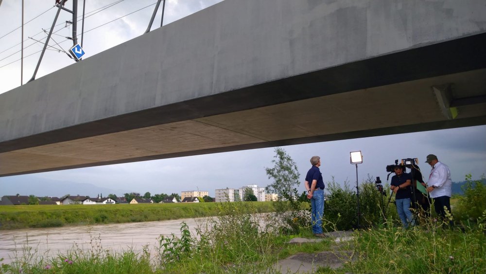 img-https://rheinregulierung.org/media/pages/service/news-overview/zwei-staaten-eine-aufgabe/186ea7a1d0-1759734684/2020_07_filmaufnahmen_rhein_3.jpg