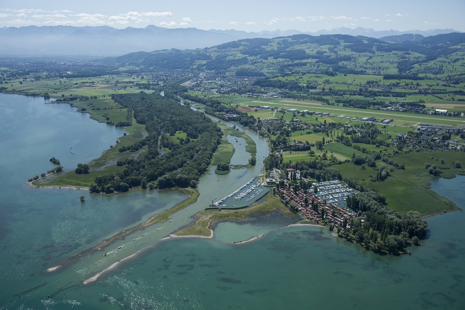 https://rheinregulierung.org/media/pages/service/publikationen/0c5877e1d2-1741353918/bild_alter_rhein_-c-tino_dietsche_verkleinert.jpg